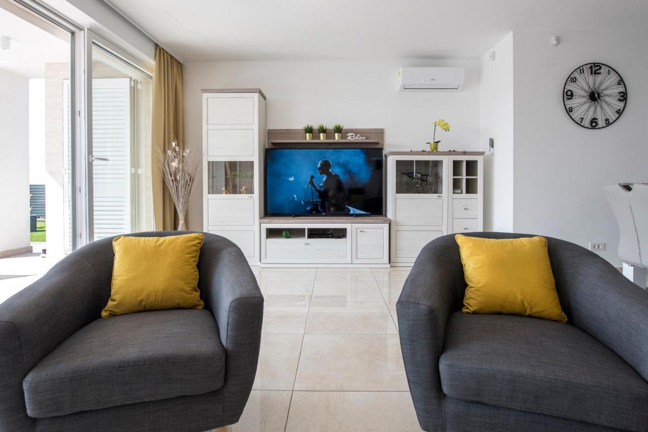 Villas Royal II With Private Pool Novalja Exterior photo